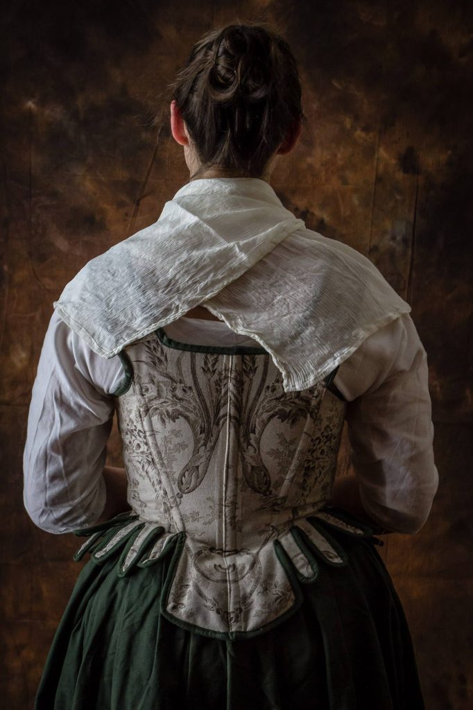 corset coton ca.1740-1780, foulard en soie et chemise en lin