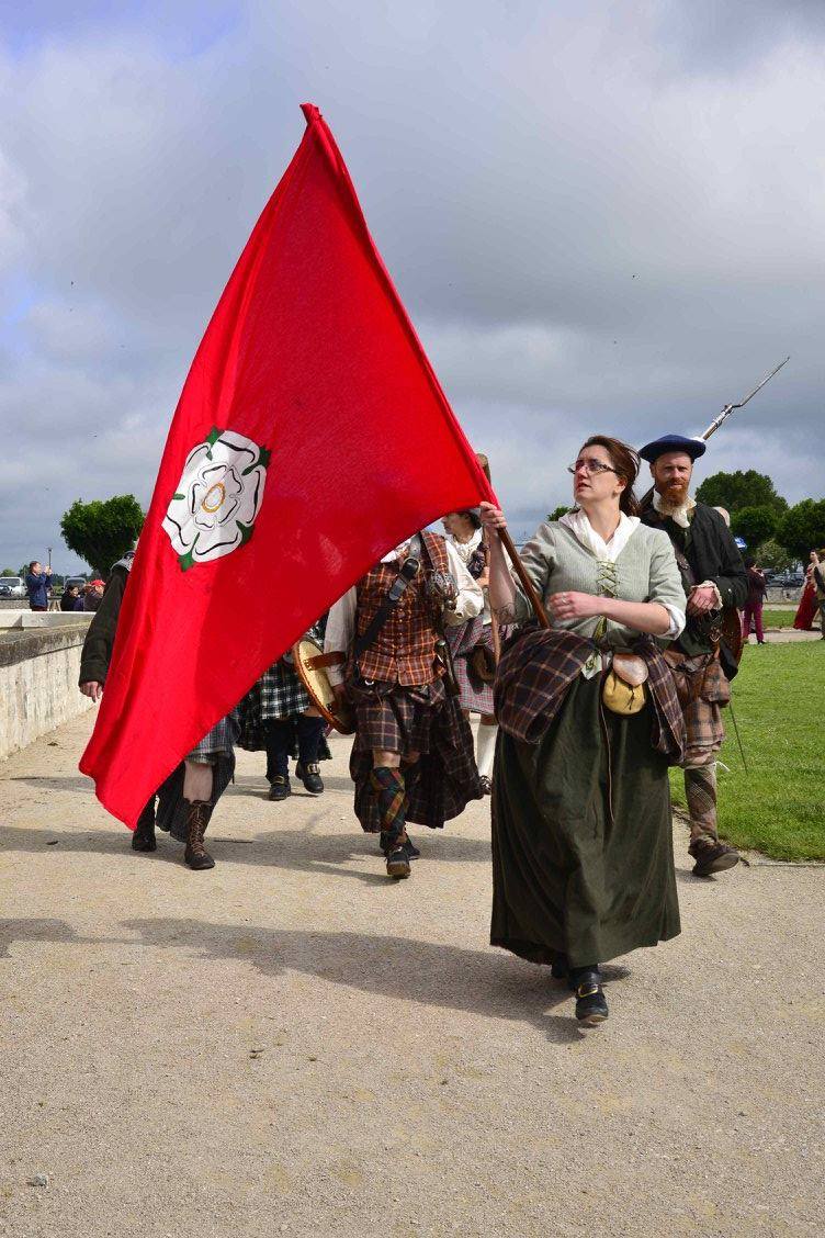 Saor Alba défile avec le drapeau à la rose jacobite, auteur inconnu (si vous reconnaissez votre cliché, signalez vous que l'on vous nomme)