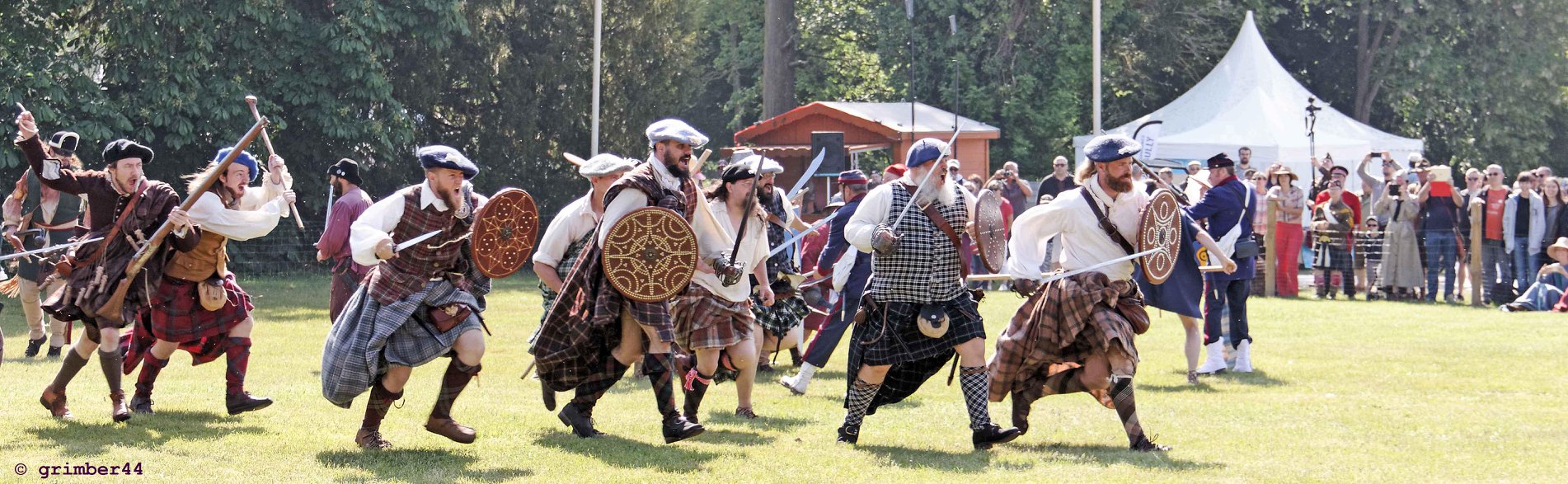 Highland Charge par Saor Alba lors des Heures Historiques de Sully sur Loire 2018 (multi-époque), auteur : Bernard Grimaud